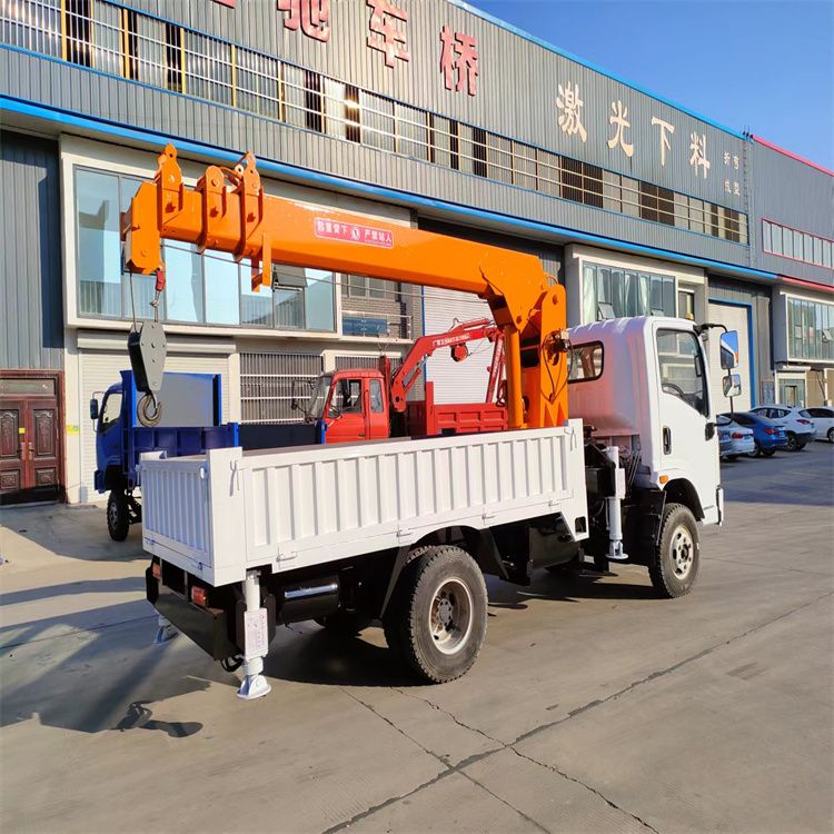 头城镇三轮随车吊定制 农用改装机自备吊中瑞长期出售